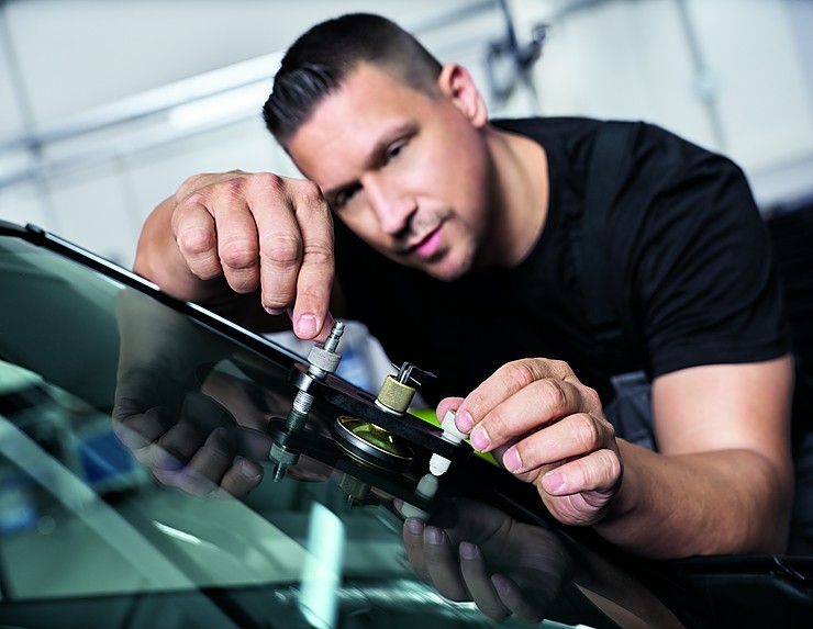MINI owner calling MINI Breakdown Assistance.